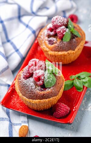 Mini tartes à la framboise, à la frangipani et à la menthe. Banque D'Images