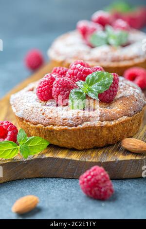 Délicieux mini-tartes (tartelettes) aux framboises. Banque D'Images