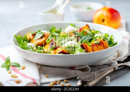 Salade avec nectarines et sauce pesto à la menthe poivrée. Banque D'Images