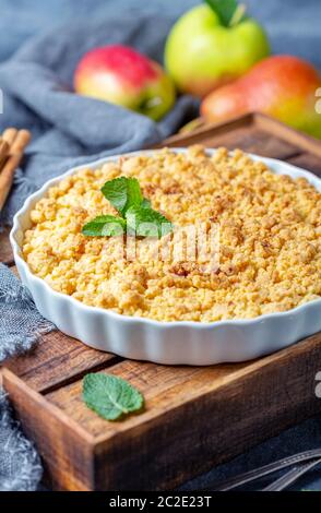 Crumble aux pommes en forme à en céramique blanche. Banque D'Images