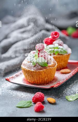 Tartelettes aux framboises et crème d'amande. Banque D'Images