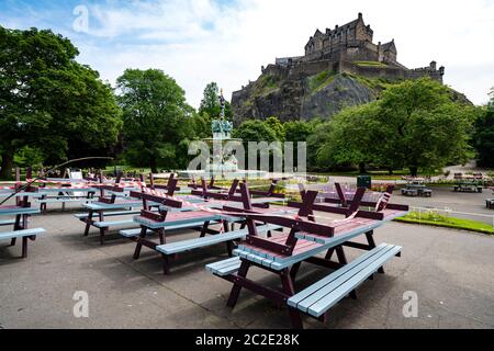 Edimbourg, Ecosse, Royaume-Uni. 17 juin 2020. Vue depuis le centre-ville d'Édimbourg avant de s'attendre à la détente du covid-19 LockDown par le gouvernement écossais. Sur la photo, les tables et les places extérieures au Fountain Cafe dans Princes Street Gardens restent fermées. Iain Masterton/Alay Live News Banque D'Images