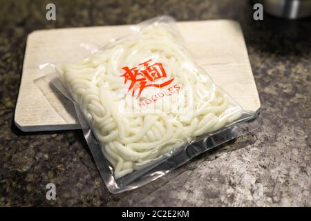 paquet de nouilles avec le mot nouilles en caractères chinois Banque D'Images