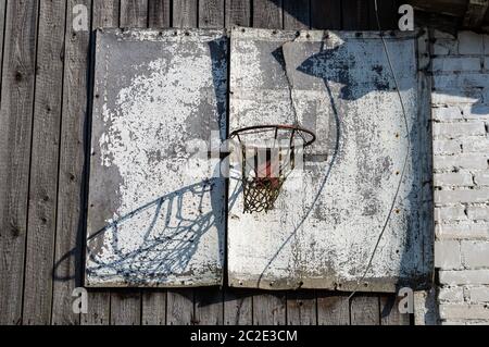 Ancien terrain de basket-ball abandonné Banque D'Images