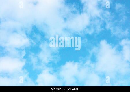 Teal ciel bleu avec des nuages gonflés, d'un abstract background Banque D'Images