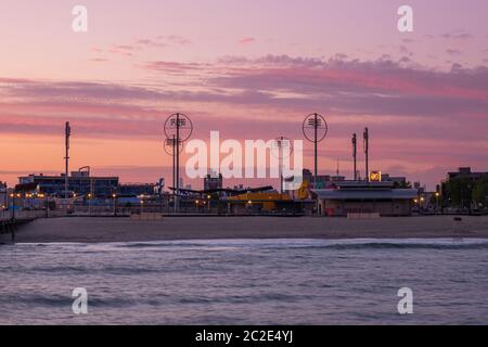 Coucher de soleil sur la plage de Luna Park à Coney Island New York Banque D'Images