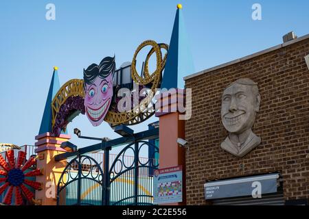 Panneau de face de l'île Coney Clown sur le mur et Luna Park à Coney Island Banque D'Images
