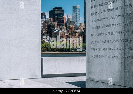 Vue sur les bâtiments du centre-ville de Manhattan depuis le parc Franklin D. Roosevelt four libertés sur l'île Roosevelt Banque D'Images
