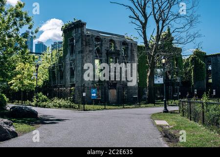 Ruines de l'hôpital de Smallpox de Roosevelt Island Banque D'Images