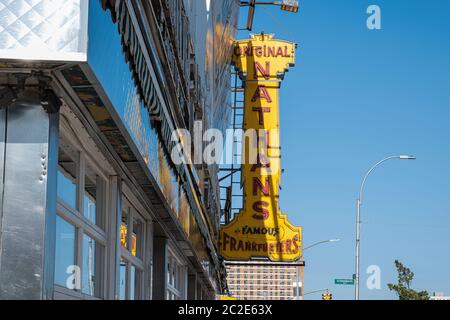 Le restaurant original de Nathan à Stillwell Avenue, sur l'île de Coney Banque D'Images