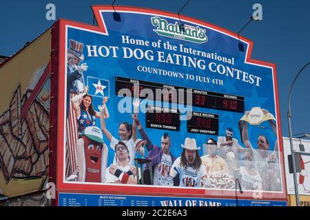 Tableau de compte à rebours du concours de nourriture pour chiens chauds de Nathan à Coney Island Banque D'Images