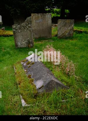 Découvrez la tombe moderne à stries et la fierté de Londres dans le cimetière circulaire de Llanarmon Dyffryn Ceiriog, Wrexham, au nord du pays de Galles, au Royaume-Uni. Banque D'Images