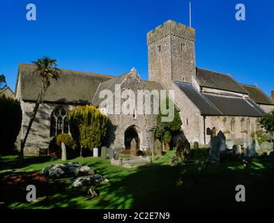 Vue sur la NNE du chantier naval et l'extérieur de la grande église paroissiale de Llantwart, construite sur le site du monastère et de l'école AD500 par St Illtud. Banque D'Images