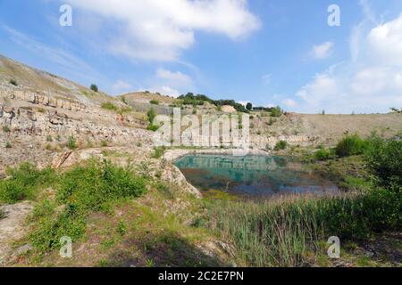 Le Blue Lagoon dans une carrière de derelect, qui se trouve sur l'ancien site de Swillington Brickworks à l'est de Leeds. Banque D'Images