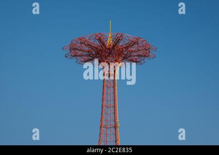 Saut en parachute à Coney Island Brooklyn, New York Banque D'Images