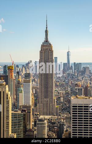 L'Empire State Building et les gratte-ciels du centre-ville de New York ont vue sur le paysage urbain depuis le Rockefeller Center situé sur le toit Banque D'Images