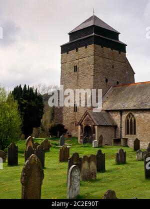 Découvrez la tour normande et le beffroi en bois à deux étages avec un toit pyramidal à l'église St Michael & All Angels, Kerry, Powys, pays de Galles, Royaume-Uni. Banque D'Images