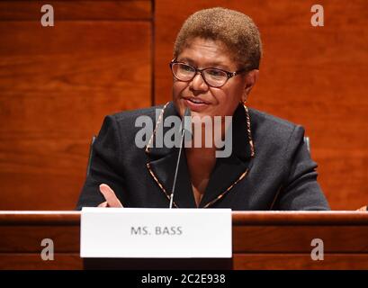 Washington, États-Unis. 17 juin 2020. Karen Bass, représentante américaine, parle à un comité judiciaire de la Chambre des représentants de H.R. 7120, la « Justice in police Act of 2020 », à Capitol Hill à Washington, DC, le mercredi 17 juin 2020. Le projet de loi réforme le maintien de l'ordre aux États-Unis et comprend des dispositions visant à mettre fin à l'inconduite policière et à l'usage excessif de la force. Photo de Kevin Dietsch/UPI crédit: UPI/Alay Live News Banque D'Images