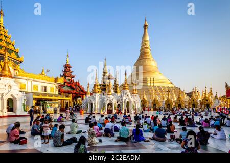 Les visiteurs bouddhistes priant à la Pagode Shwedagon, Yangon, Myanmar. Banque D'Images