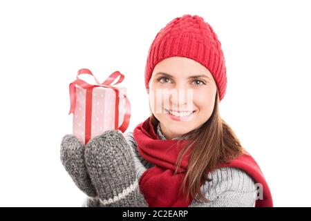 Portrait of a young Beautiful woman in winter clothes holding a enveloppé présent, isolé sur fond blanc. Banque D'Images