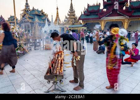 Le peuple bouddhiste illuminant les bougies de la Pagode Shwedagon, Yangon, Myanmar. Banque D'Images