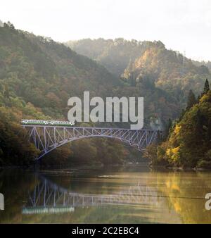 Automne feuillage Premier pont de Fukushima Daiichi dans kyouryou point vue Fukushima Japon Mishima Banque D'Images