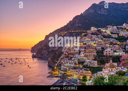 Vue sur Positano sur la côte amalfitaine italien après le coucher du soleil Banque D'Images