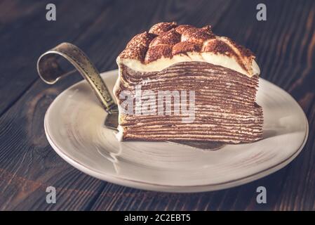 Tranche de crêpe tiramisu gâteau sur la plaque Banque D'Images