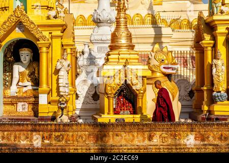 Un moine bouddhiste à la pagode Shwedagon, Yangon, Myanmar. Banque D'Images