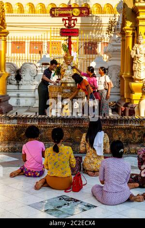 Les jeunes bouddhistes prient à la Pagode Shwedagon, Yangon, Myanmar. Banque D'Images