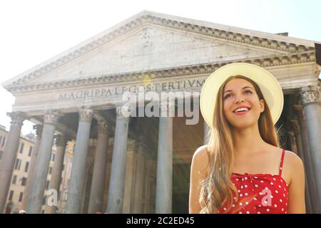 Happy smiling girl touristique à Rome, Italie. Mode attrayante jeune femme avec le panthéon sur l'arrière-plan. Banque D'Images