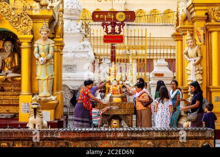 Le peuple birman est en buddha à la Pagode Shwedagon, Yangon, Myanmar. Banque D'Images