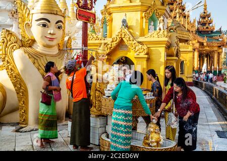 Le peuple birman est en buddha à la Pagode Shwedagon, Yangon, Myanmar. Banque D'Images