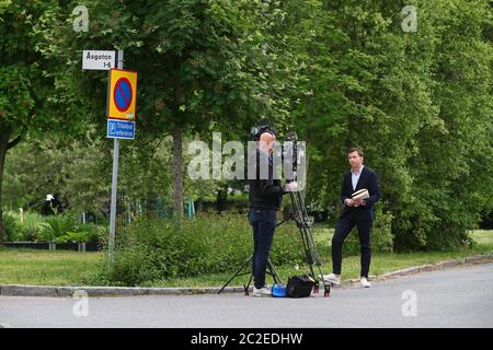 Linkoping, Suède 20200609 Åsgatan in Linköping. Le lieu où le double meurtre a eu lieu il y a 16 ans. Aujourd'hui, un homme de 37 ans a été arrêté et arrêté plus tard dans la journée, admettant les meurtres. Les médias en place le mardi soir. Photo Jeppe Gustafsson Banque D'Images