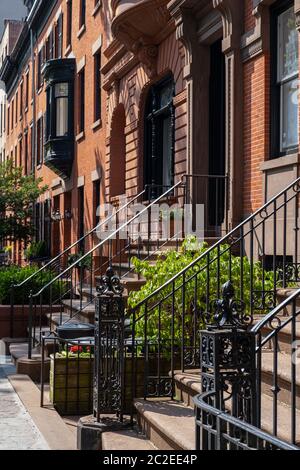 Scène de rue et immeubles d'appartements de Brooklyn Heights en été ensoleillé jour Banque D'Images