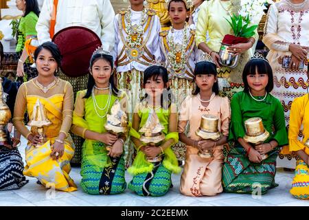 Les enfants aux couleurs vives prennent part à UNE cérémonie de Noviciation/Shinbyu à la Pagode Shwedagon, Yangon, Myanmar. Banque D'Images