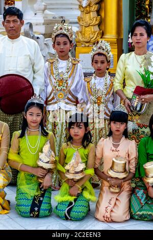 Les enfants aux couleurs vives prennent part à UNE cérémonie de Noviciation/Shinbyu à la Pagode Shwedagon, Yangon, Myanmar. Banque D'Images