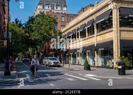 Scène de rue et immeubles d'appartements de Brooklyn Heights en été ensoleillé jour Banque D'Images