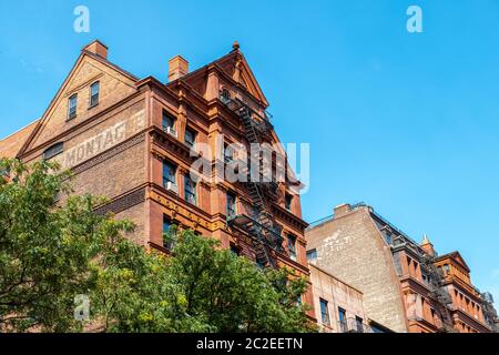 Scène de rue et immeubles d'appartements de Brooklyn Heights en été ensoleillé jour Banque D'Images