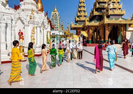 Les enfants birmans prennent part à UNE cérémonie de Noviciation/Shinbyu à la Pagode Shwedagon, Yangon, Myanmar. Banque D'Images