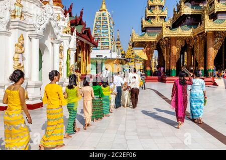 Les enfants birmans prennent part à UNE cérémonie de Noviciation/Shinbyu à la Pagode Shwedagon, Yangon, Myanmar. Banque D'Images