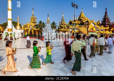 Les enfants birmans prennent part à UNE cérémonie de Noviciation/Shinbyu à la Pagode Shwedagon, Yangon, Myanmar. Banque D'Images