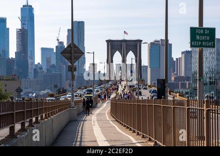 Entrée du pont de Brooklyn en été, lumière du jour Banque D'Images