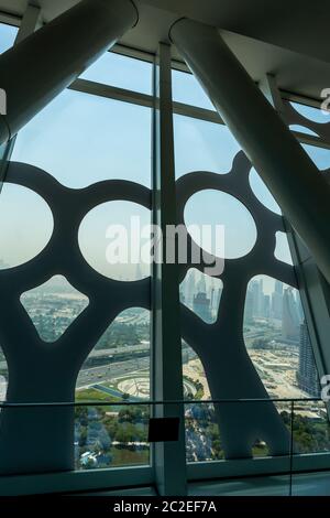 Vue de la ville de Dubai vu à travers l'acier inoxydable de la Dubaï cadre. Banque D'Images