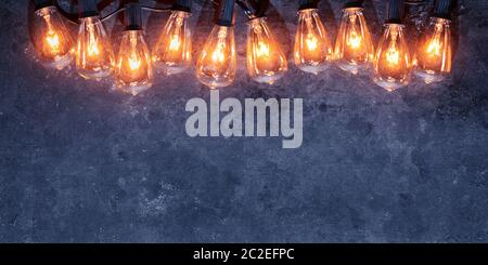 Rangée de guirlande lumineuse lumineuse sur fond sombre et grundy. Banque D'Images