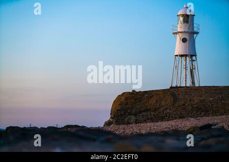 Black Nore Lighthouse à Portishead, Somerset, Royaume-Uni, au coucher du soleil, en soirée d'été. Banque D'Images