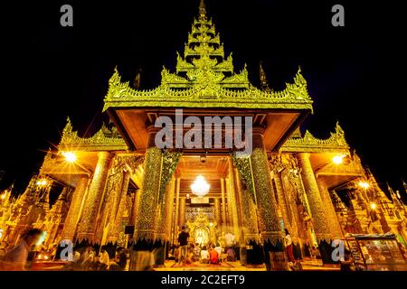 Visiteurs à la Pagode Shwedagon, Yangon, Myanmar. Banque D'Images
