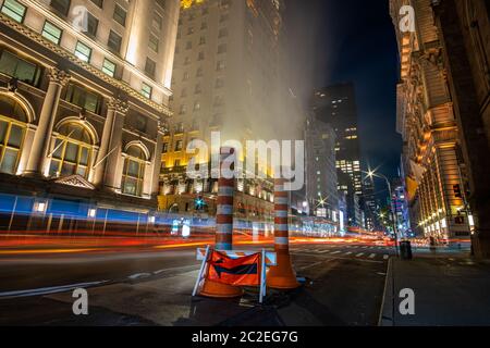 Cinquième avenue la nuit avec sentier léger à New York Banque D'Images