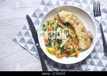 Filet de poisson grillé avec légumes barbecue. Banque D'Images