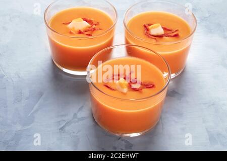 Salmorejo, froid espagnol et tomates soupe de pain, servi dans des verres, avec copie espace Banque D'Images